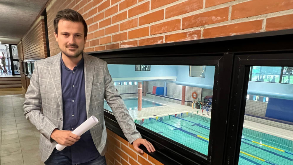 El concejal de Deportes de Astillero, Alejandro Hoz, en las piscinas de La Cantábrica