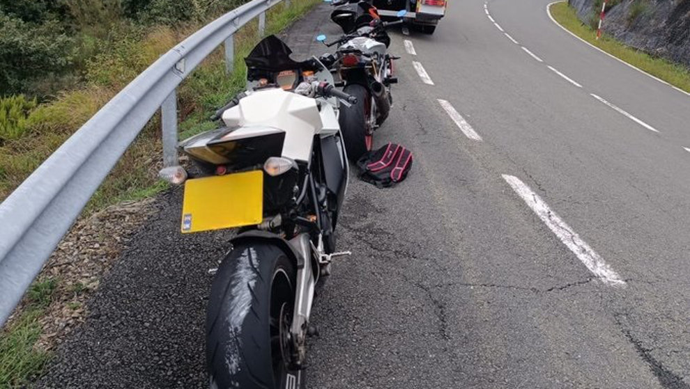 Imagen de la moto en la carretera de Vega de Liébana