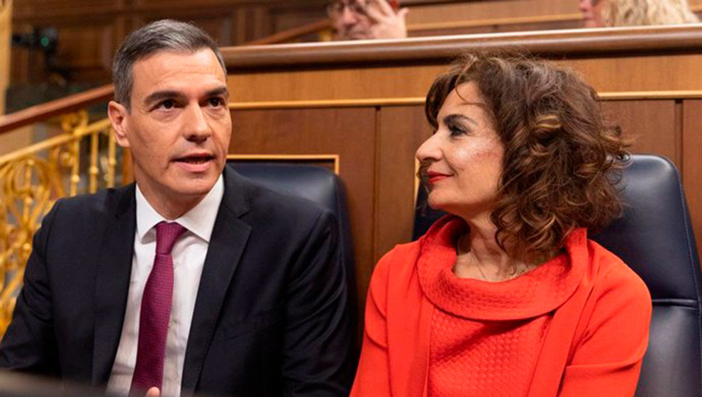 El presidente de España, Pedro Sánchez, y la ministra de Hacienda, María Jesús Montero, en el Congreso