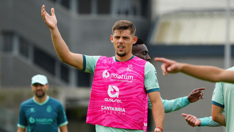 El defensa Javi Montero, durante un entrenamiento del Racing