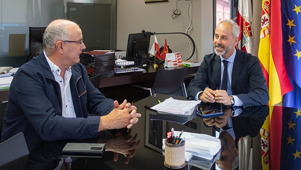 El consejero de Educación, Formación Profesional y Universidades, Sergio Silva, recibe al alcalde de Arredondo, Leoncio Carrascal