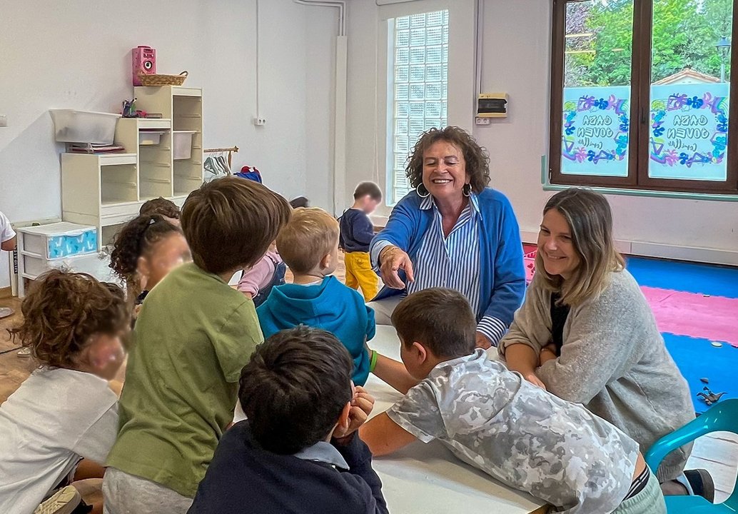 La alcaldesa, María Teresa Noceda Llano, durante la visita al aula de uno y dos años del servicio de ludoteca gratuita