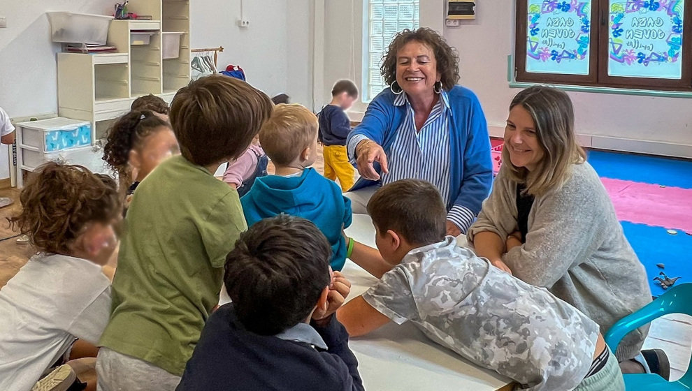 La alcaldesa de Comillas, Teresa Noceda, en una visita a los campamentos