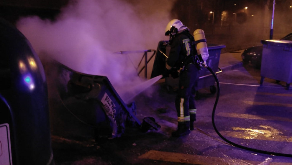 Bomberos de Reinosa extinguiendo el incendio