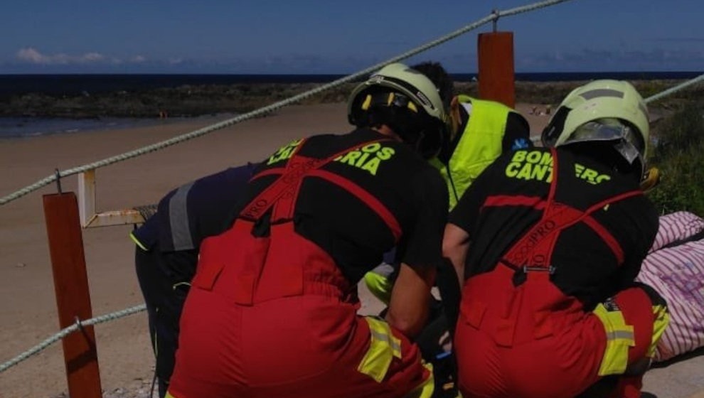 Evacuada una mujer en la playa de Amió