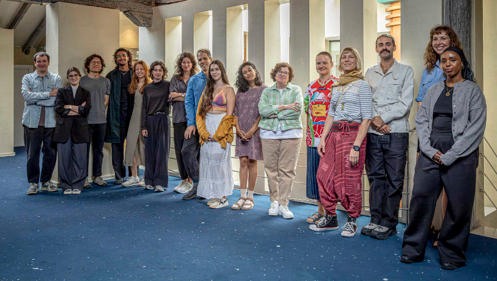 El equipo de la Fundación Botín junto a Cooking Section y los participantes en el Taller de Arte