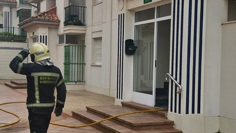 Bomberos de Santander sofocando un incendio en Somo