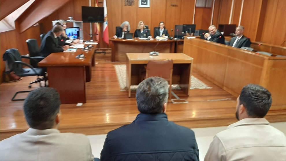  Los tres acusados de la brutal agresión a un hombre en Laredo en 2023, sentados en el banquillo en la Audiencia Provincial de Cantabria 