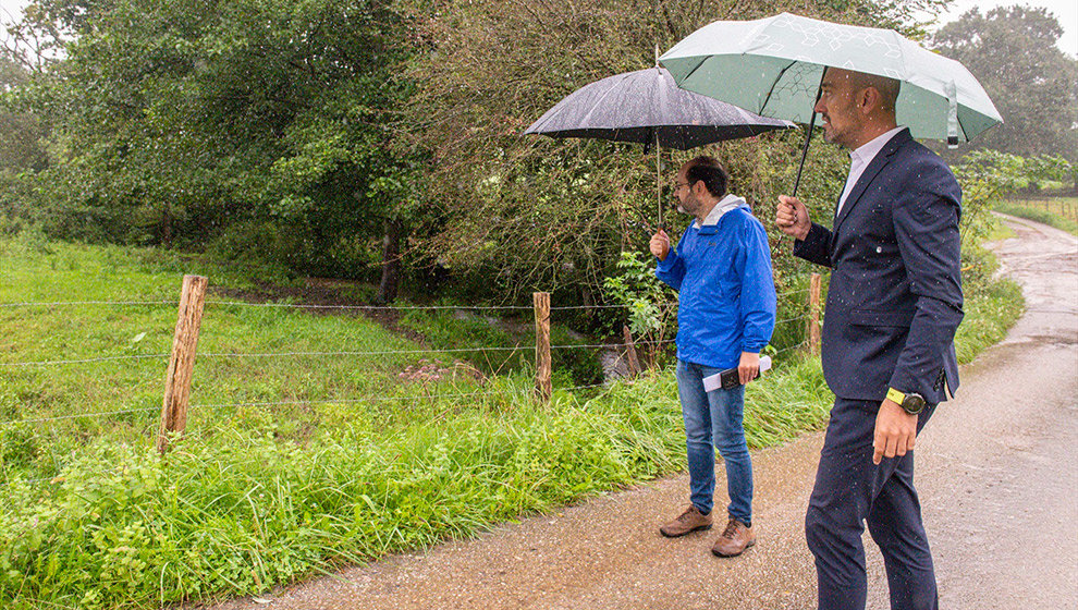 El alcalde, López Estrada, y el concejal, Urraca, junto a la parcela donde se ubicará el nuevo parque fluvial - G.HERNANDEZ