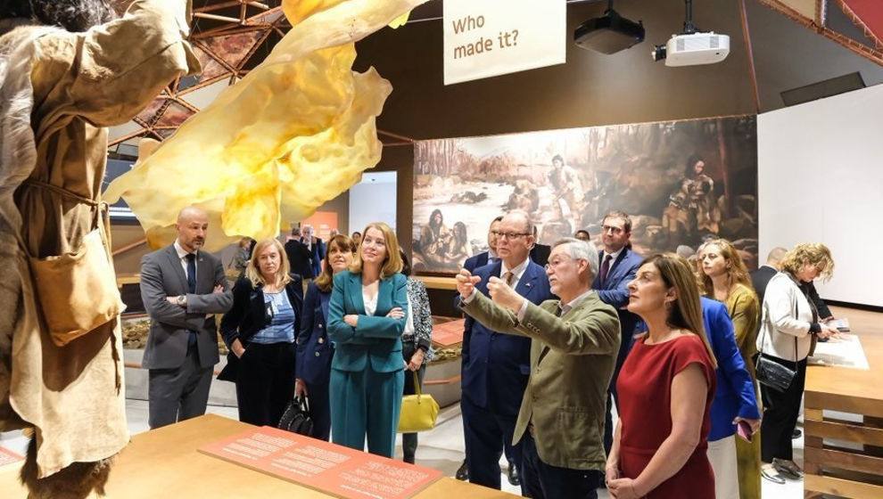 La presidenta de Cantabria, María José Sáenz de Buruaga (der.) y la exconsejera de Cultura, Eva Guillermina Fernández (izq, de verde)