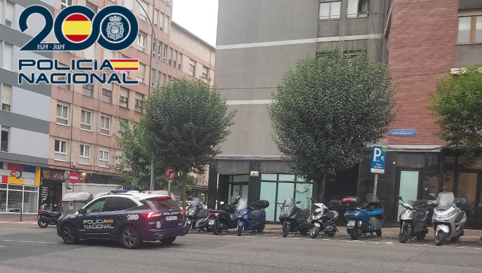 Coche de Policía en una calle de Santander donde un joven robó dinero de una cartera que se encontraba en el mostrador de un comercio