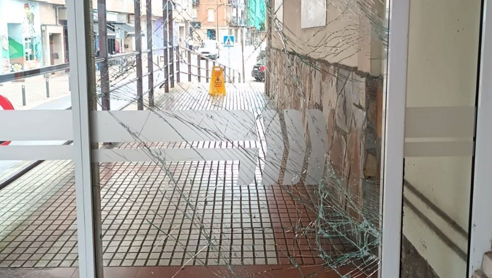 Estado en el que quedó la cristalera de la estación de tren de Maliaño | Foto: CCOO