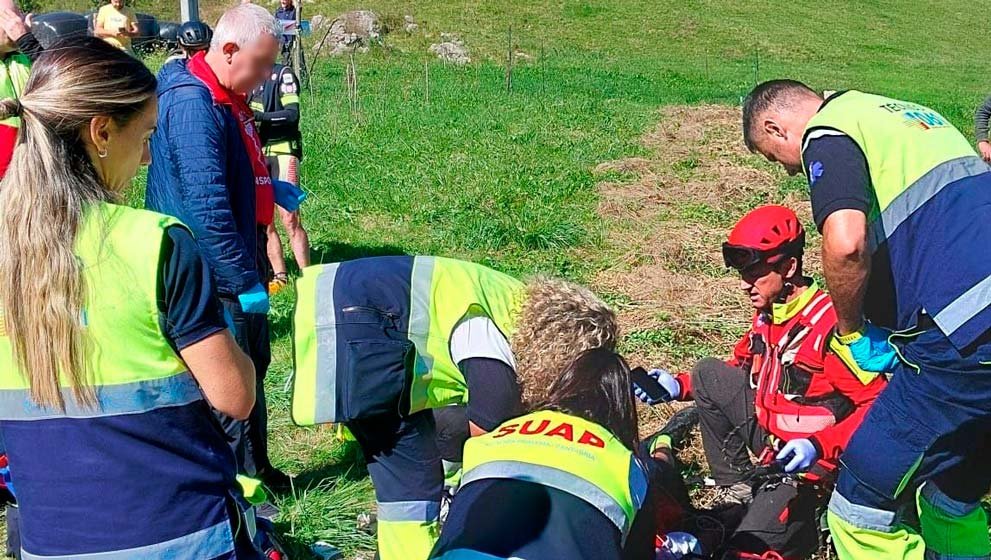 Evacuado en helicóptero un ciclista inconsciente tras una caída en San Roque de Riomiera