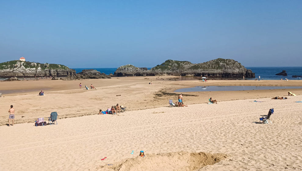 Playa de Trengandín con San Pedruco de fondo