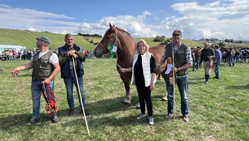 La consejera de Desarrollo Rural, Ganaderia, Pesca y Alimentación, María Jesús Susinos, en la feria de ganado de Reinosa