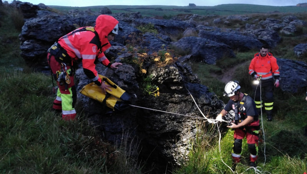 Bomberos rescatan a un perro caído en una torca en Bareyo - 112 CANTABRIA