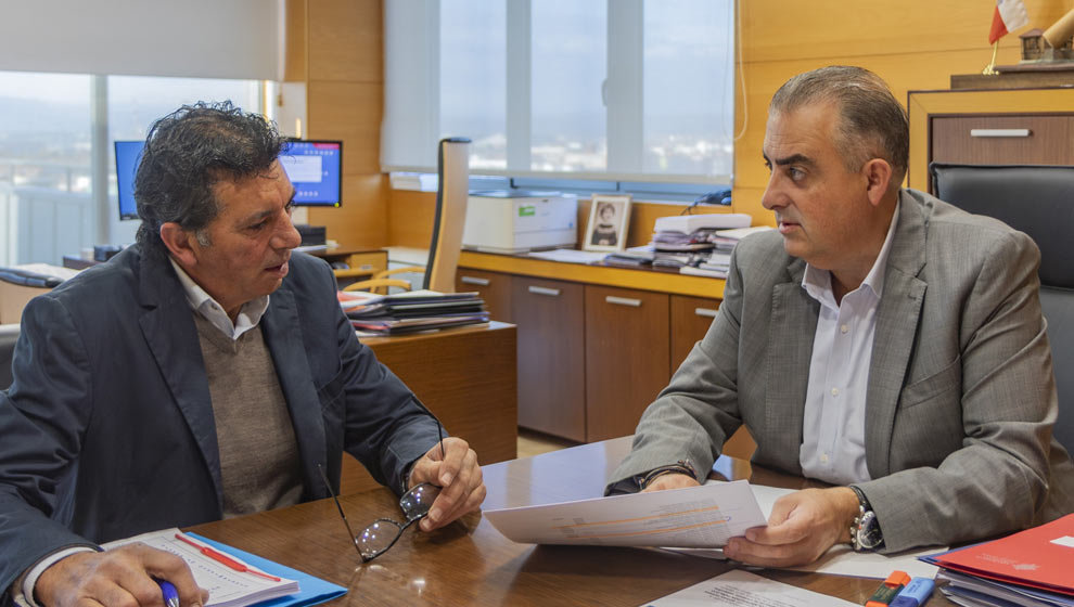 El consejero de Fomento, Vivienda, Ordenación del Territorio y Medio Ambiente, Roberto Media, recibe al alcalde de Bareyo