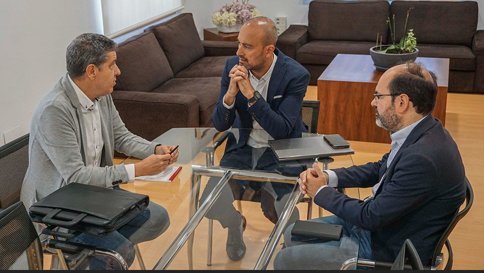 l alcalde de Torrelavega, Javier López Estrada, se ha reunido con el presidente del recién creado Colegio de Ciencias Políticas y Sociología de Cantabria, Francisco Sierra, para analizar vías de colaboración entre el Ayuntamiento y esta nueva entidad - AYUNTAMIENTO DE TORRELAVEGA