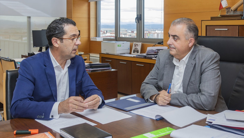 El consejero de Fomento, Vivienda, Ordenación del Territorio y Medio Ambiente, Roberto Media, recibe al alcalde de Val de San Vicente. - CRISTINA SANTIAGO PONTONES/GOBIERNO DE CANTABRIA