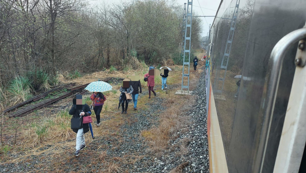 Imagen de los pasajeros del tren averiado