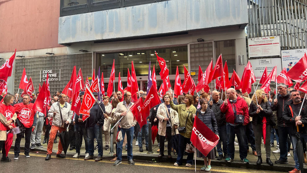 CCOO y UGT se concentral frente a la patronal cántabra para reivindicar la reducción de la jornada laboral.