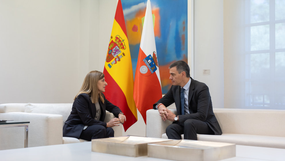 El presidente del Gobierno, Pedro Sánchez, recibe a la presidenta de Cantabria, María José Sáenz de Buruaga, 