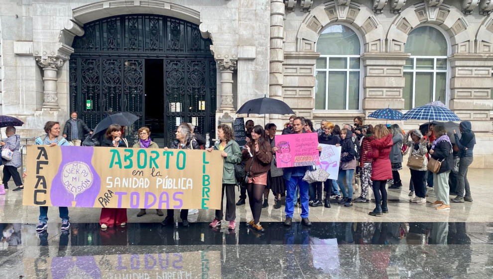 Medio centenar de personas se concentran en el Ayuntamiento de Santander por el Día Mundial del Aborto Seguro 