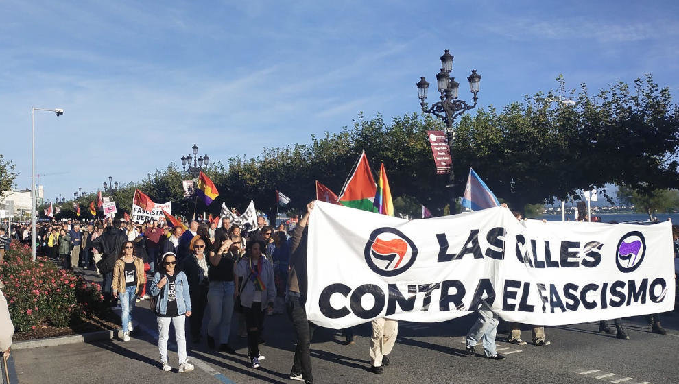 ¡Alrededor de 400 personas recorren Santander contra la celebración del 'Galerna Fest'  