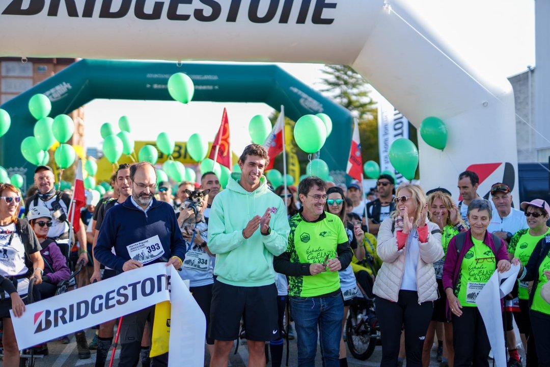 Más de 520 personas participan en la 'III Marcha Popular Bridgestone. Subida al Dobra' en Torrelavega 