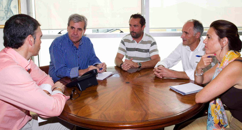 El consejero de Presidencia, Rafael de la Sierra, con representantes de la Asociación de Municipios