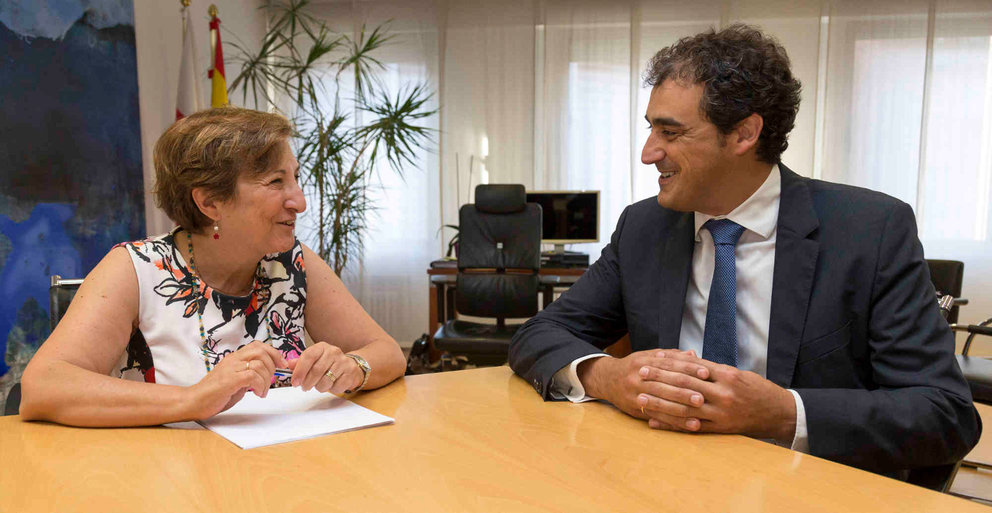 Luisa Real junto al alcalde de Alfoz de Lloredo, Enrique Bretones