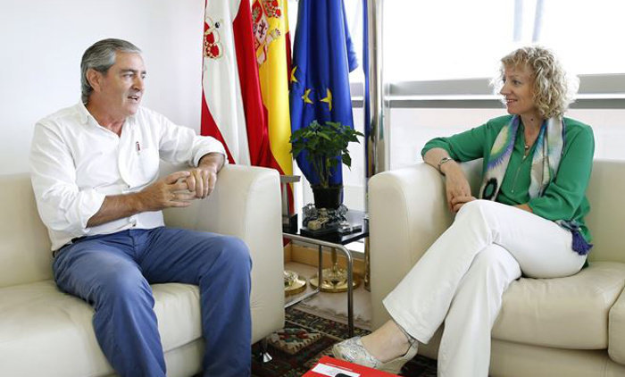 El alcalde de Suances, Andrés Ruiz Moya, y la vicepresidenta, Eva Díaz Tezanos
