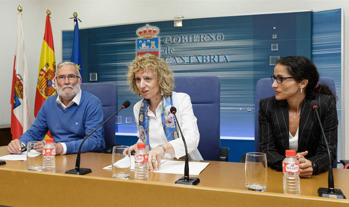 Díaz Tezanos junto a María del Carmen Sáez, responsable técnica de Proyectos de ACNUR, y Ramón Ruiz, consejero de Educación, Cultura y Deporte del Ejecutivo.