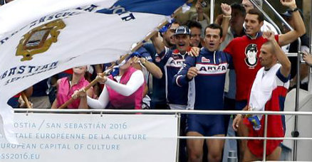El remero con la bandera de Cantabria , durante la celebración