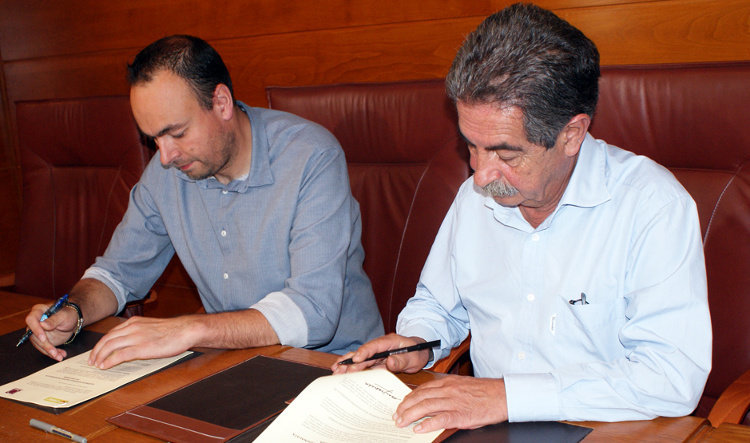Firma acuerdo entre Revilla y Blanco