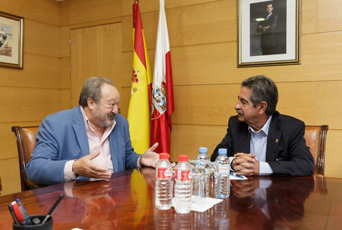 El presidente de la Asociación de Constructores, Justo Cobo, y el presidente regional, Miguel Ángel Revilla