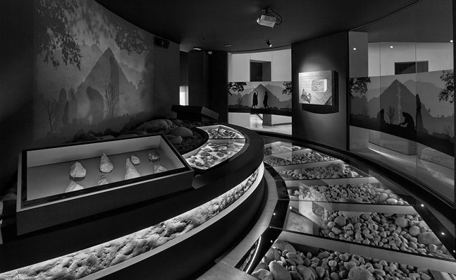 El museo de prehistoria y arqueología se encuentra en una sala de exposiciones en el edificio del Mercado del Este