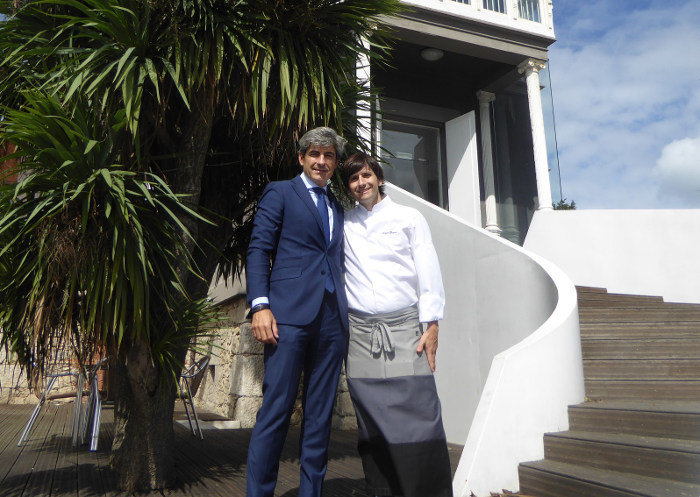 El director general de Igualatorio Cantabria, Pablo Corral, junto al cocinero Sergio Bastard