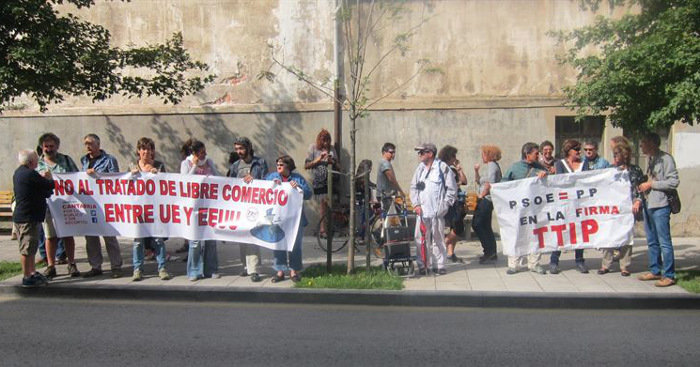 El Pleno se ha opuesto al TTIP mientras Cantabria por lo Público se manifestaba ante el Parlamento