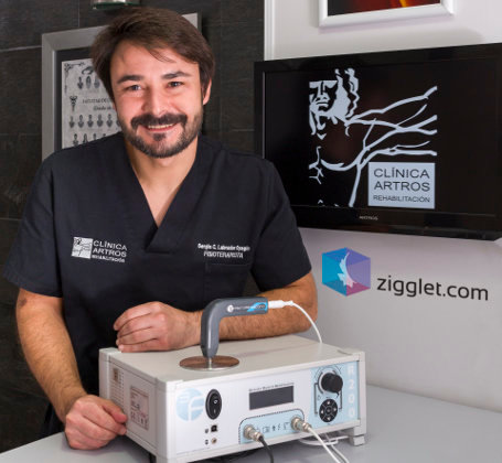 El fisioterapeuta Sergio C. Labrador, junto a la máquina R200 de zigglet