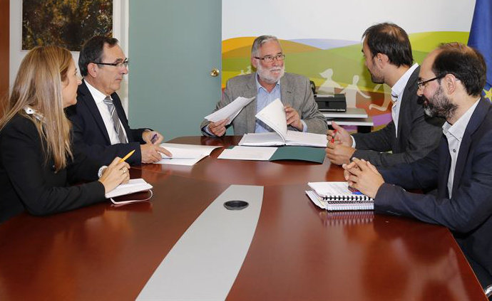El consejero de Educación, Ramón Ruiz, ha comprometido la finalización de la Casa de Cultura