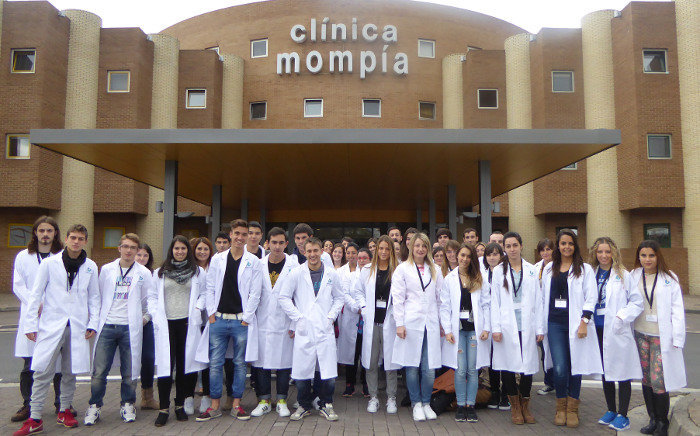 Alumnos de la Escuela de la Clínica Mompía