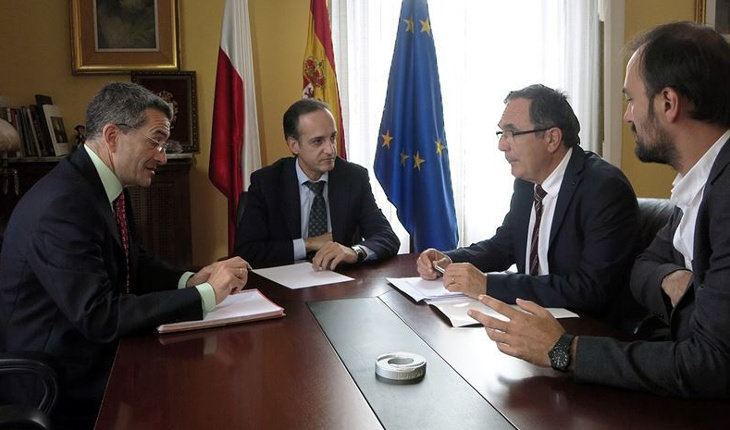 El delegado del Gobierno en Cantabria, Samuel Ruiz, junto al alcalde y concejales de Torrelavega