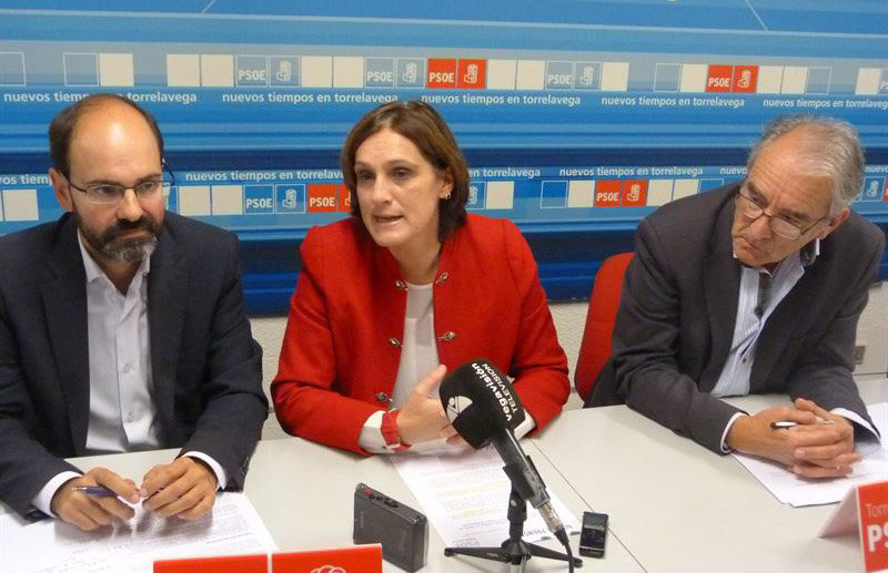 La secretaria general del PSOE y exalcaldesa de Torrelavega, Lidia Ruiz Salmón, junto a José Luis Urraca y Jose Ignacio Peña