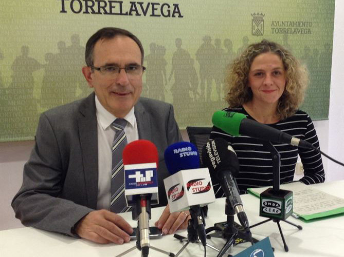 El alcalde de Torrelavega, José Manuel Cruz Viadero; y la concejala de Servicios Sociales, Patricia Portilla