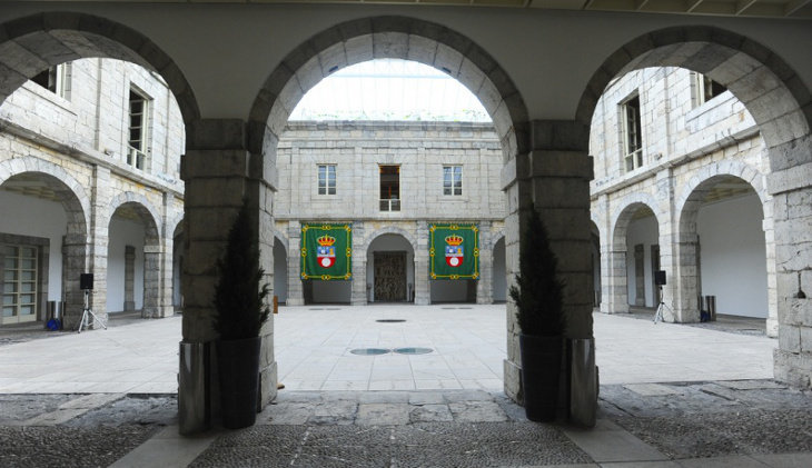 Patio interior del Parlamento de Cantabria