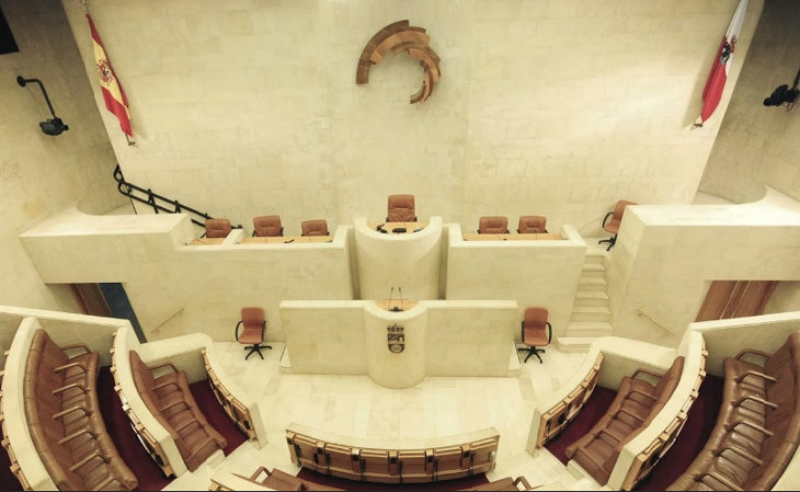Sala de plenos del Parlamento de Cantabria