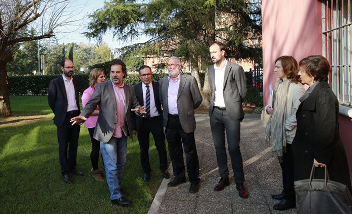 El consejero, Ramón Ruiz, durante su visita al IES Zapatón