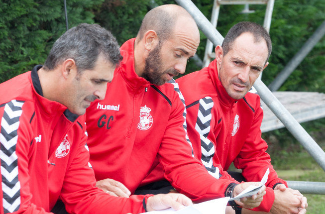 Pedro Munitis, actual entrenador del Racing, junto a su equipo técnico