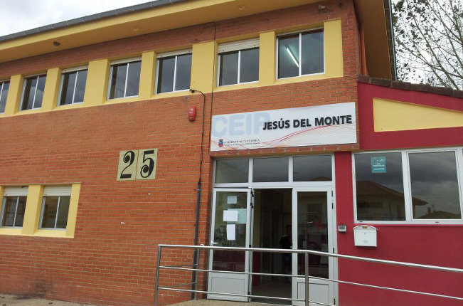 Entrada del Colegio Público Jesús del Monte, en Hazas de Cesto